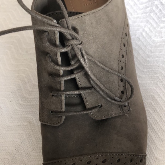 TAHARI Steel colored heels Sz 10 - Picture 4 of 9